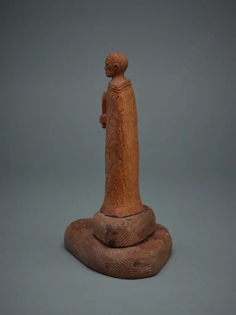 Wooden figure of a Māori rangatira holding patu, Image 1++